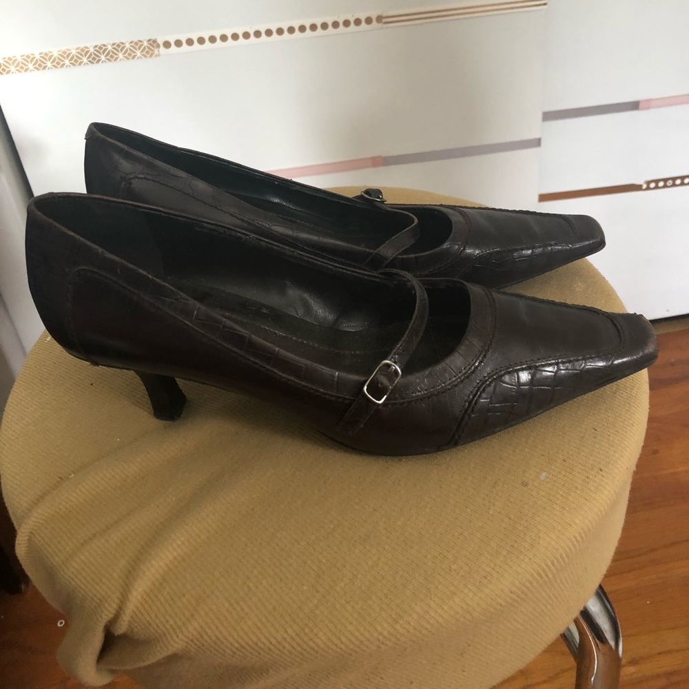 Brown leather Nine West heels